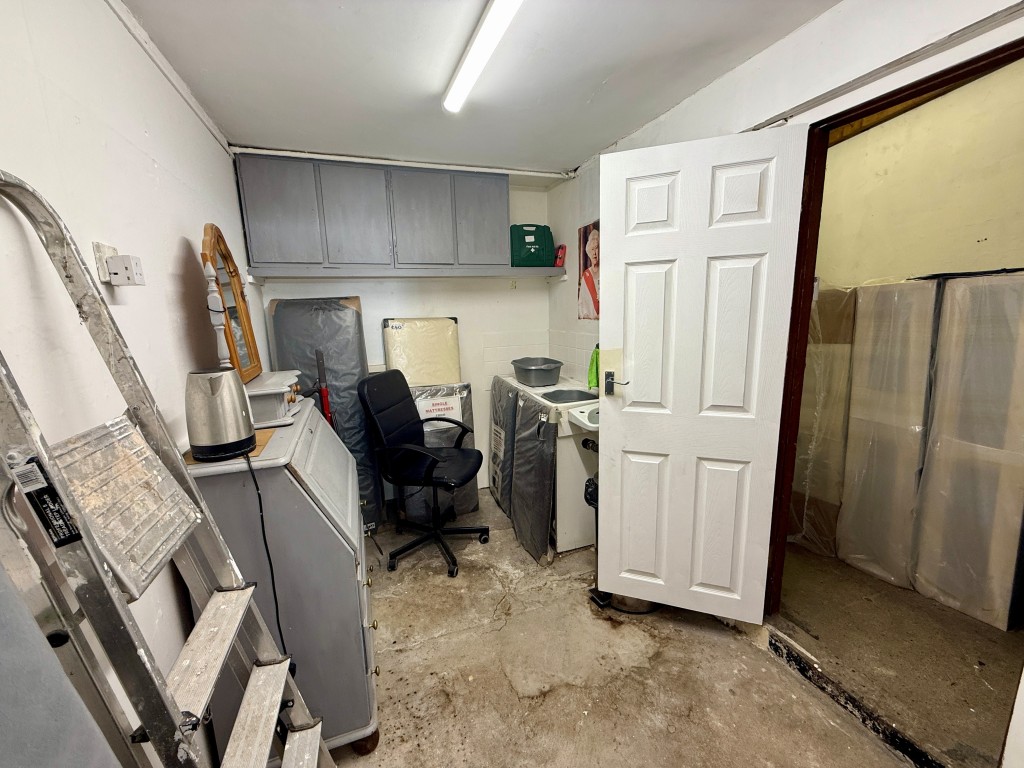 Lot: 13 - SHOP WITH ONE-BEDROOM FLAT ABOVE - Staff area